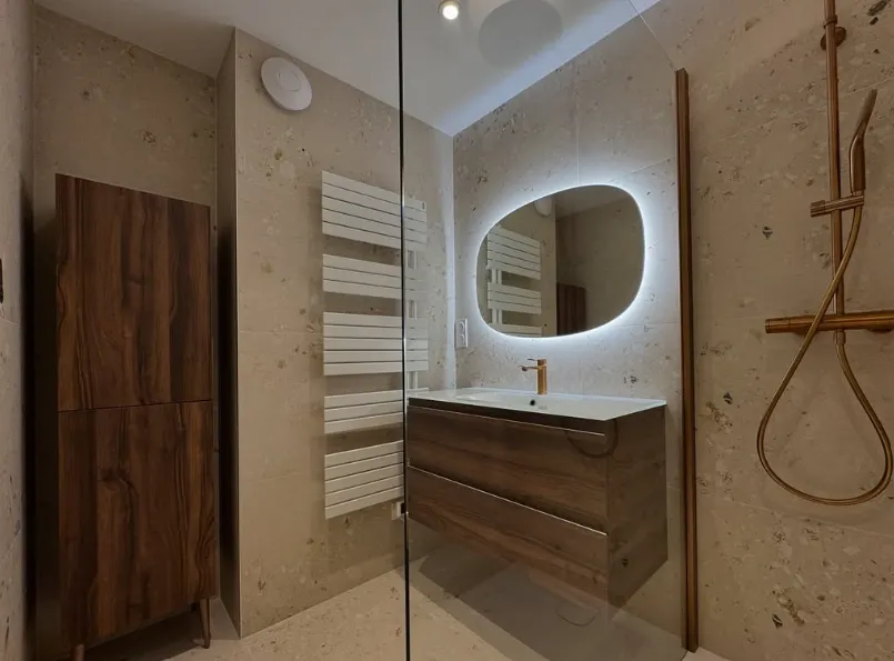 Salle de bain sur mesure en noyer et pierre naturelle